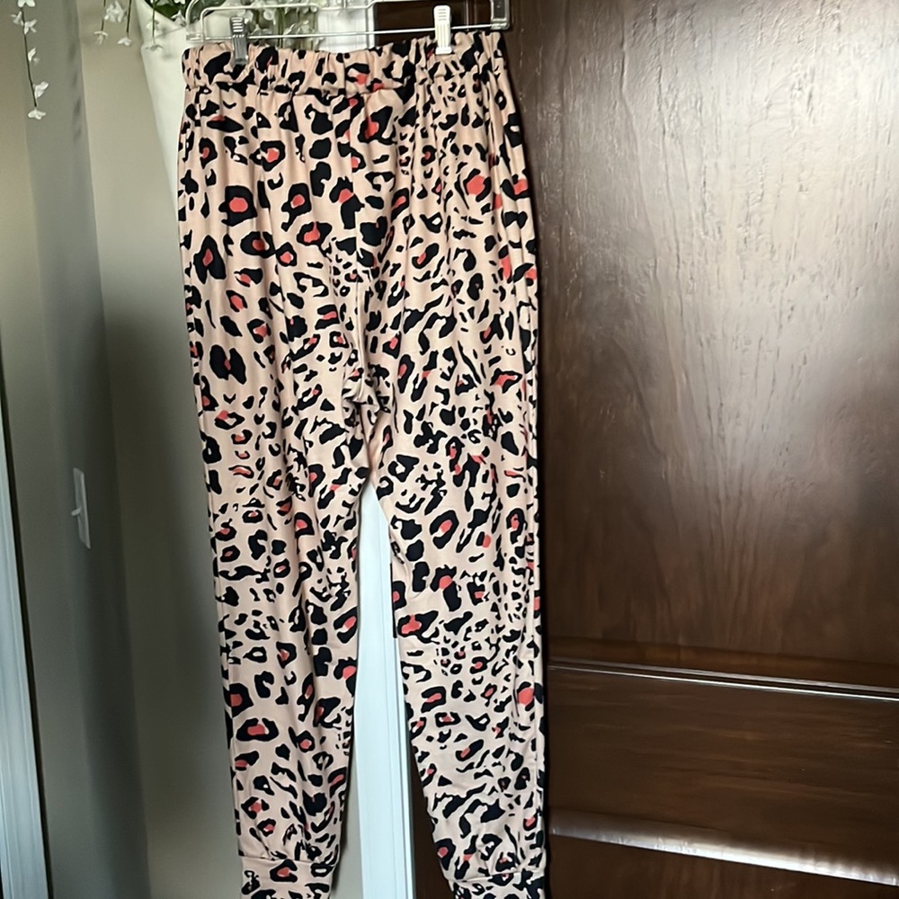 Pajama Set Size Large Like New - Picture 6 of 8